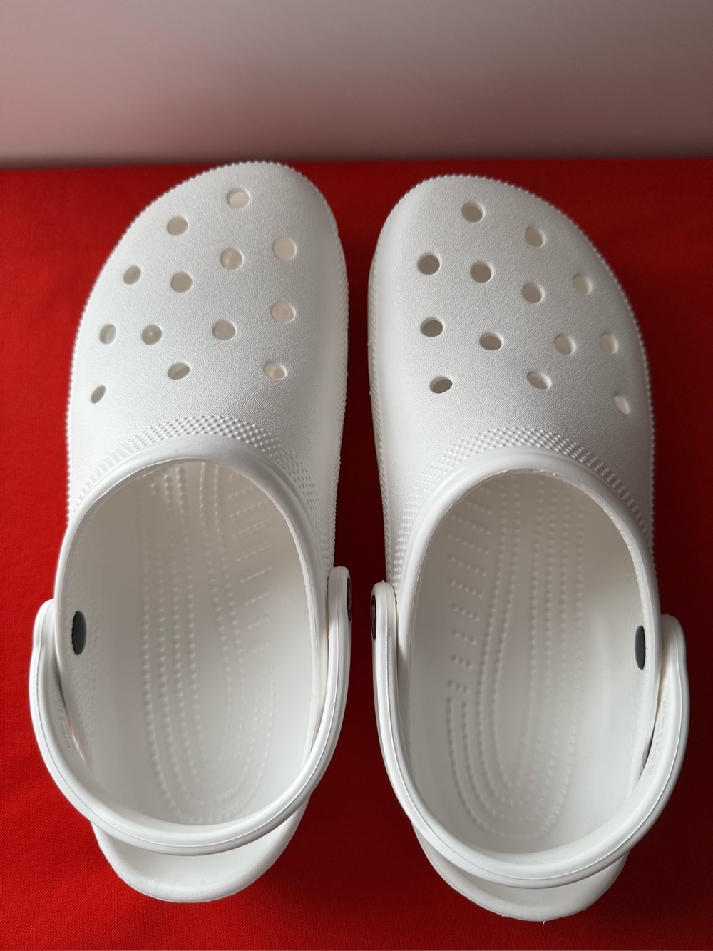 Unisex Crocs White Clog Shoes - Lightweight Comfort, size 10 Women or 8 Men